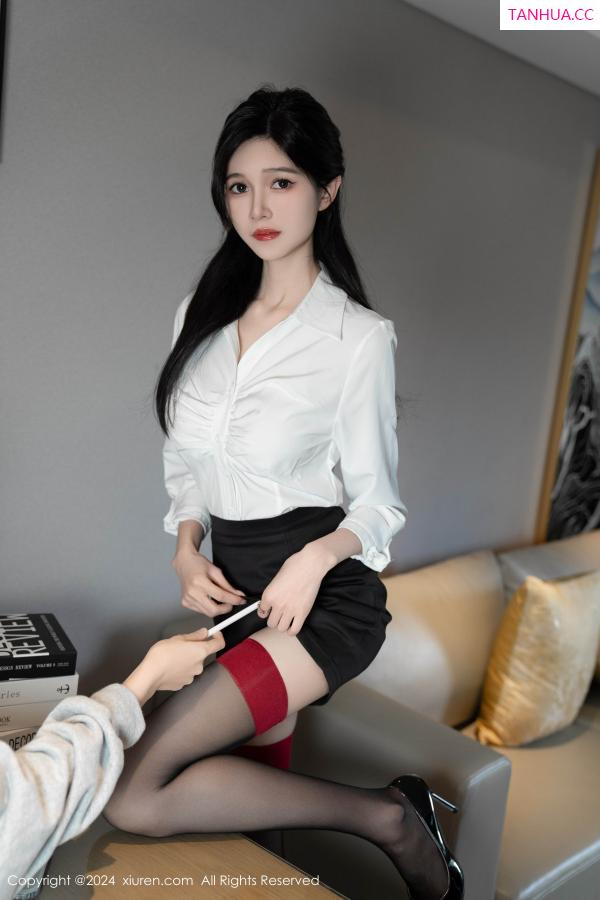 程程程  [XiuRen]高清写真图 2024.06.13 No.8697 程程程- 黑丝美腿第16张图片